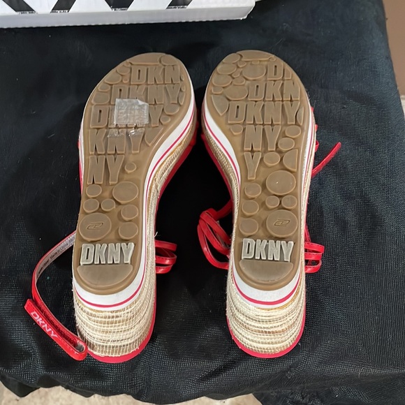 Coral and beige DKNY wedges - Picture 4 of 4